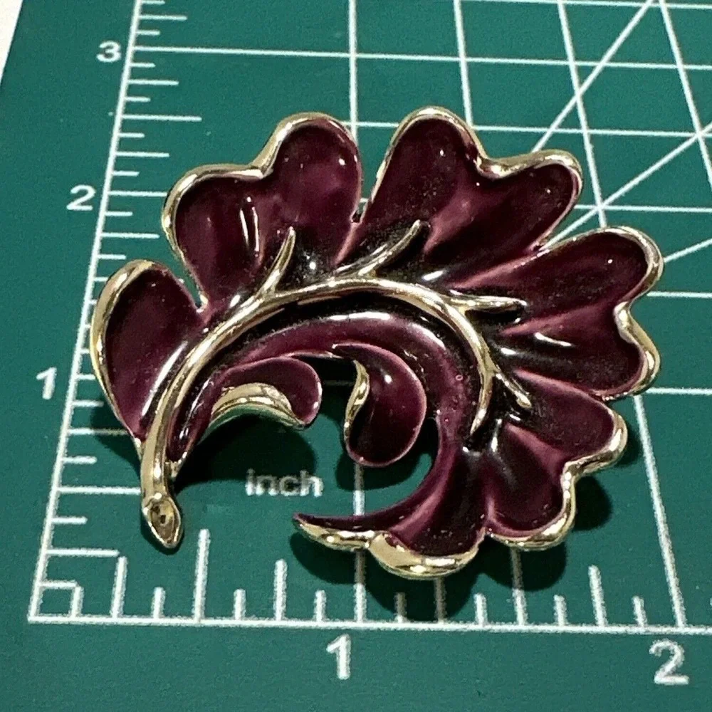 Leaf Brooch Pin‎ Purple Enamel Gold Tone Floral Vintage Style Jewelry